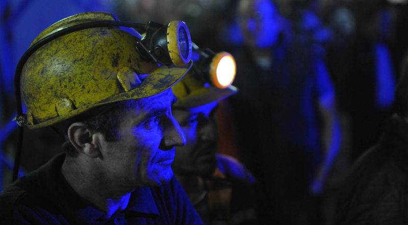 Soma'da maden ocağında meydana gelen yangın sonrası kurtarma çalışmaları sabaha kadar sürdü. Maden sahasında endişeli bekleyiş sürüyor. (Soner Kılınç - Anadolu Ajansı)