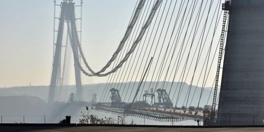 Çapraz halatlarla köprü kulelerine direkt bağlı tabliyelerin montajı tamamlanırken iki yaka da birbirine oldukça yaklaştı.