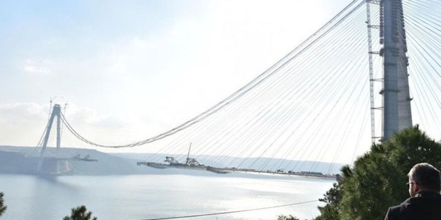 Ortadaki tabliyeler de nihai yerine asılınca köprü tamamlanmış olacak.