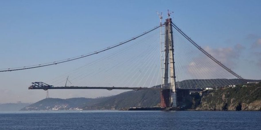 Yeşil ve mavinin arasında uzanan köprünün oluşturduğu manzara objektiflere böyle yansıdı...