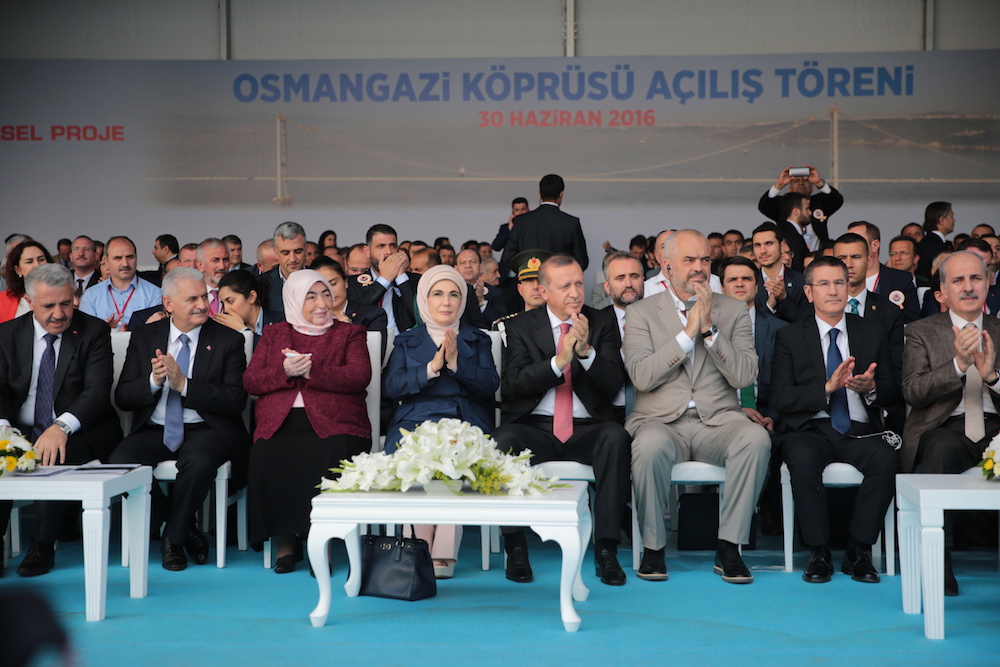 Cumhurbaşkanı Recep Tayyip Erdoğan ve Başbakan Binali Yıldırım, Gebze-Orhangazi-İzmir Otoyolu Projesi'nin en büyük ayağını oluşturan Osmangazi Köprüsü'nün Dilovası kesiminde düzenlenen açılış törenine katıldı. Törene, Cumhurbaşkanı Erdoğan'ın eşi Emine Erdoğan, Başbakan Yıldırım'ın eşi Semiha Yıldırım, Arnavutluk Başbakanı Edi Rama, Başbakan Yardımcıları Numan Kurtulmuş ve Nurettin Canikli ile Ulaştırma, Denizcilik ve Haberleşme Bakanı Ahmet Arslan da katıldı.  ( Tahir Turan Eroğlu - Anadolu Ajansı )