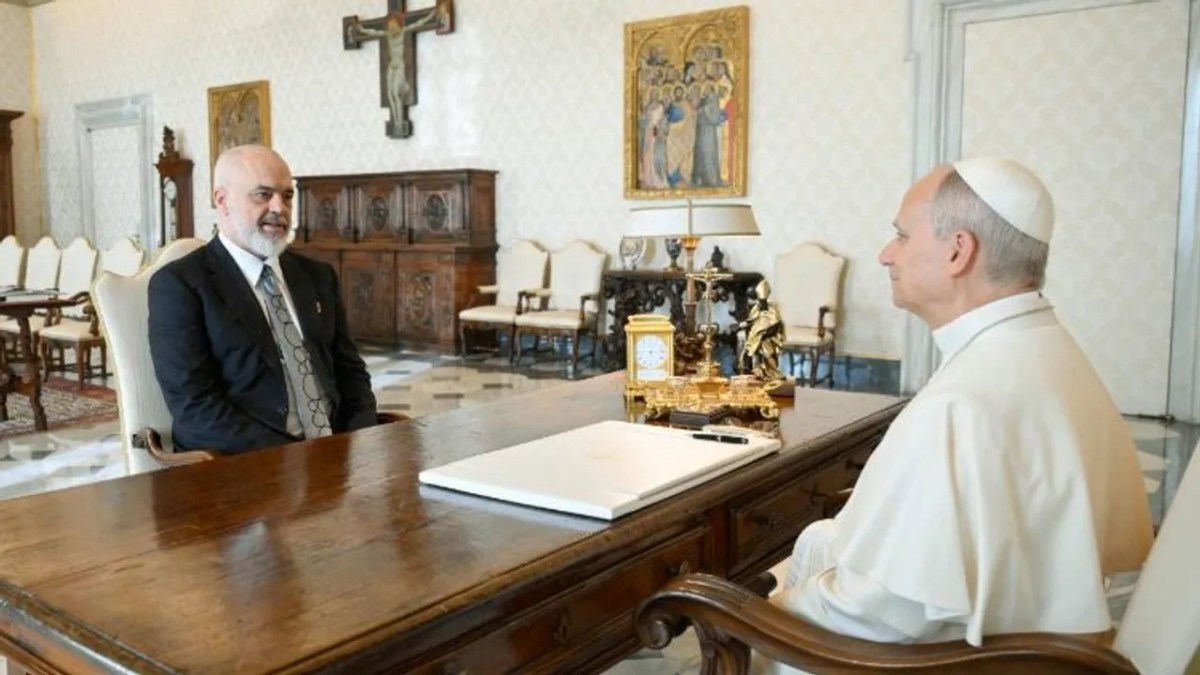Papa Leoni takohet me kryeministrin Rama
