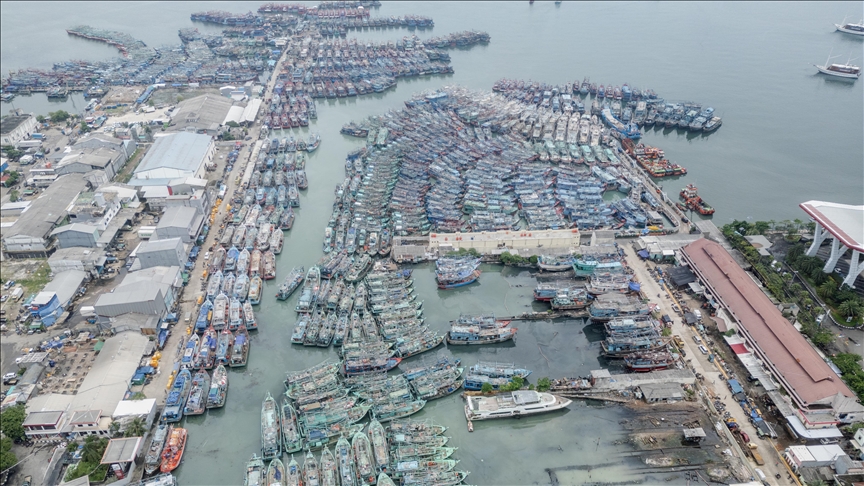 Moti i keq detyron mijëra anije peshkimi të ankorohen në Xhakartë