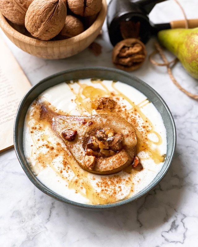 Dardhë e pjekur me mjaltë dhe arra