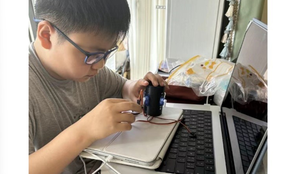 Adoleshenti sfidon të rriturit: ndërton me dorë një motor avioni që funksionon