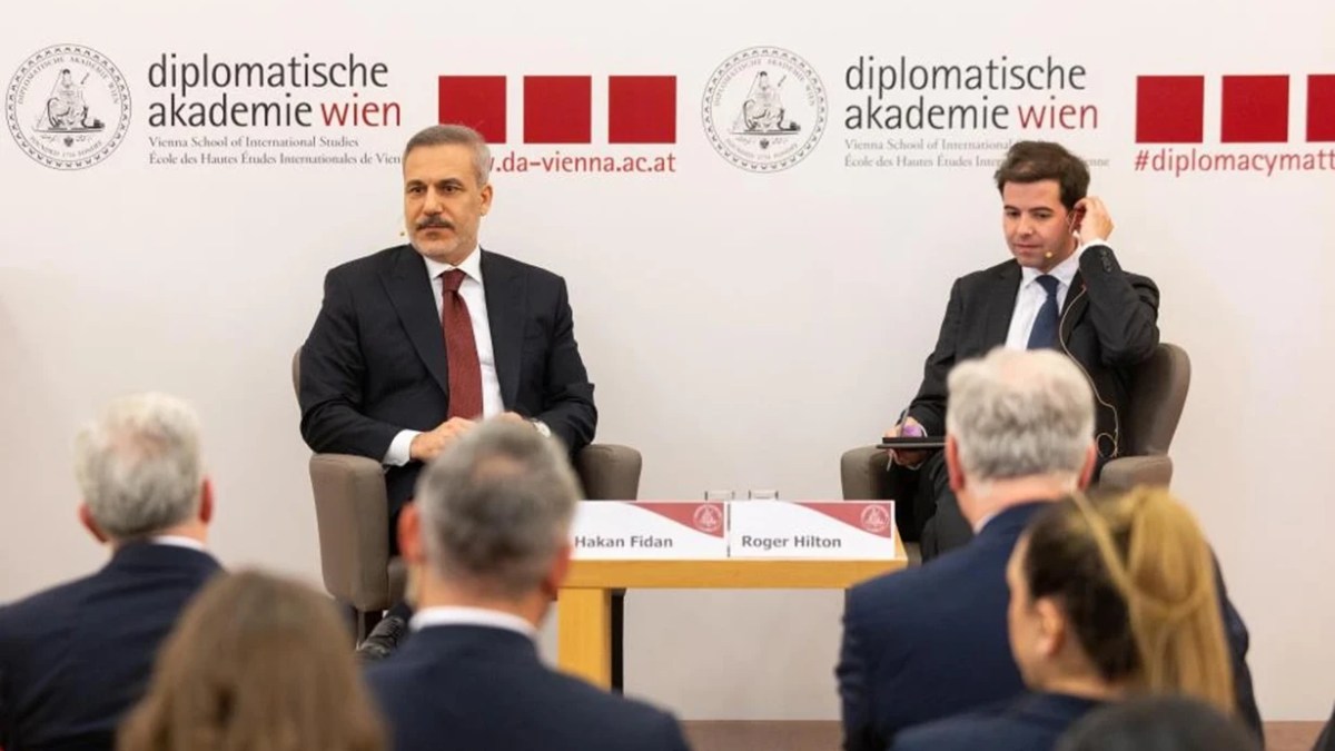 Kryediplomati turk Fidan takohet me guvernatorin dhe kryetarin e Vjenës