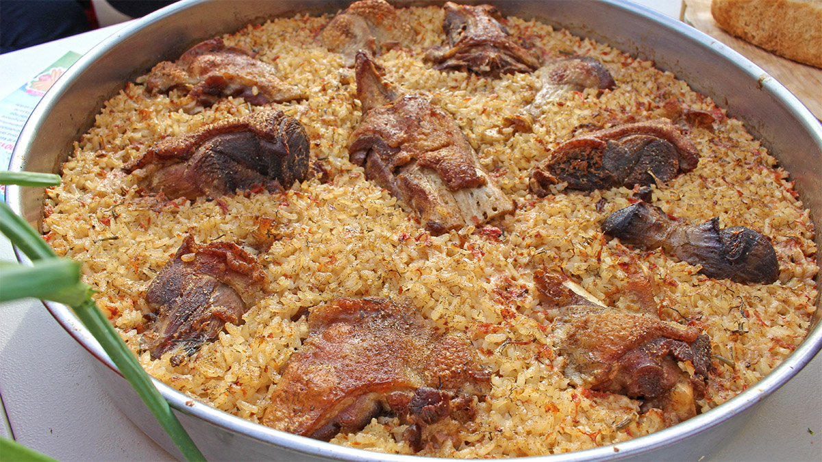 Mënyra më e shijshme e përgatitjes së tavës me pulë dhe oriz