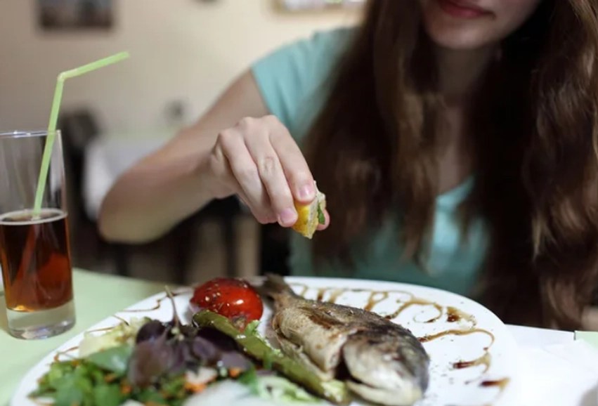 Mirupafshim, salmon dhe ton; Peshku më i lirë, i shëndetshëm dhe ushqyes është ky