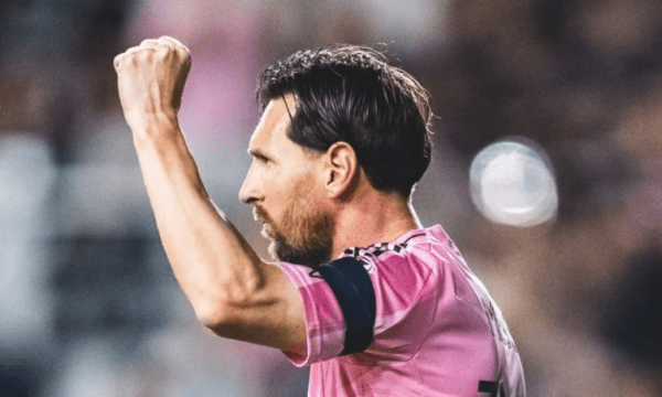 Messi largohet nga fusha duke mbajtur këmbën