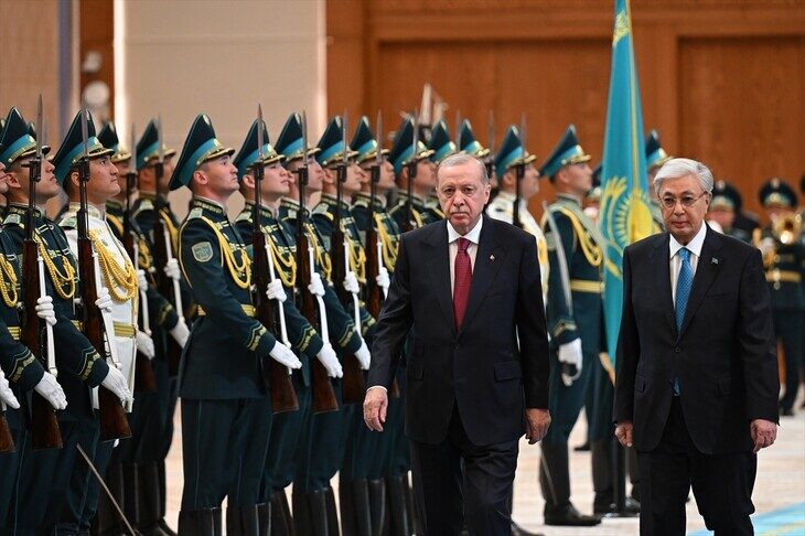 Presidenti Erdogan pritet me ceremoni zyrtare në Kazakistan