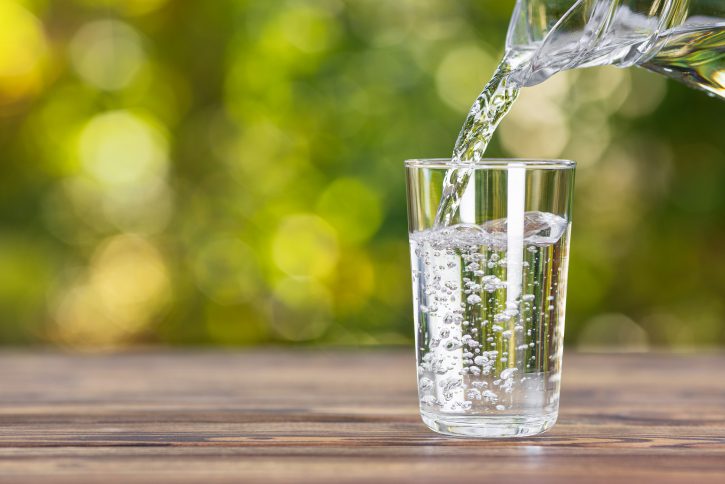 Çfarë mund të bëjë pirja e një gote uji në mëngjes për energjinë dhe tretjen tuaj