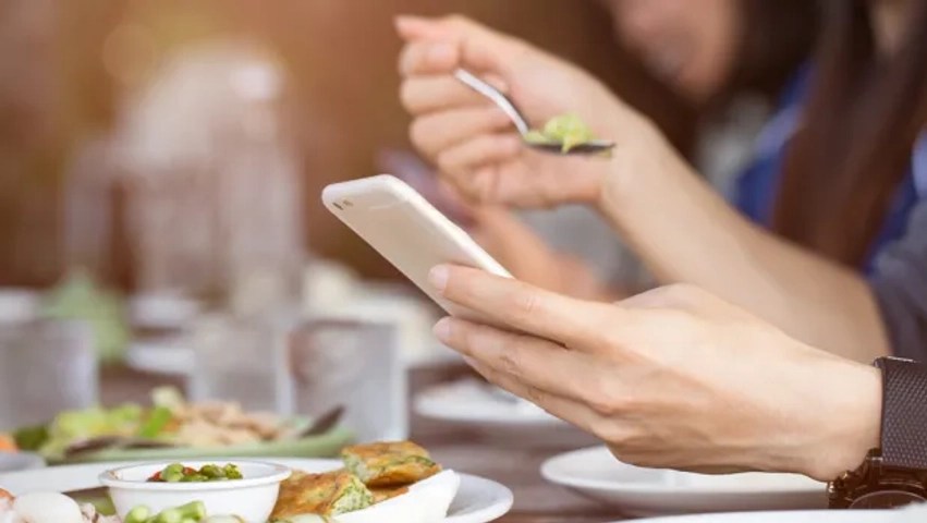 Alarmi i nutricionistëve: Mediat sociale, një faktor në çrregullimin e të ngënit tek adoleshentët