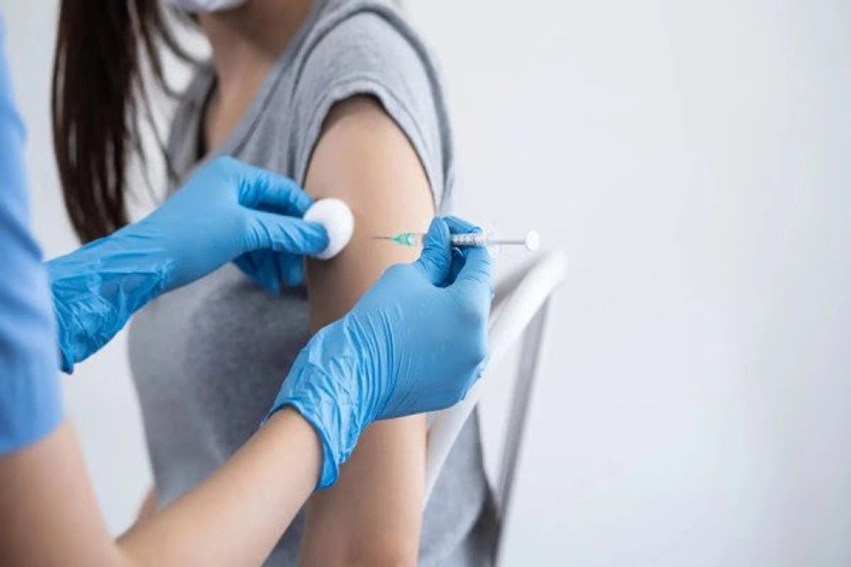 Vdekjet nga kanceri i qafës së mitrës bien në zero tek gratë e reja të vaksinuara kundër HPV-së në Angli