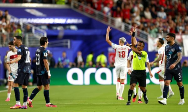 Rast historik në Botëror: Futbollisti përjashtohet me karton të kuq sepse e mbuloi gojën gjatë një debati