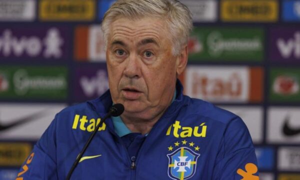 Ancelotti i mahnit gazetarët, përgjigjet në katër gjuhë dhe flet edhe për Neymarin