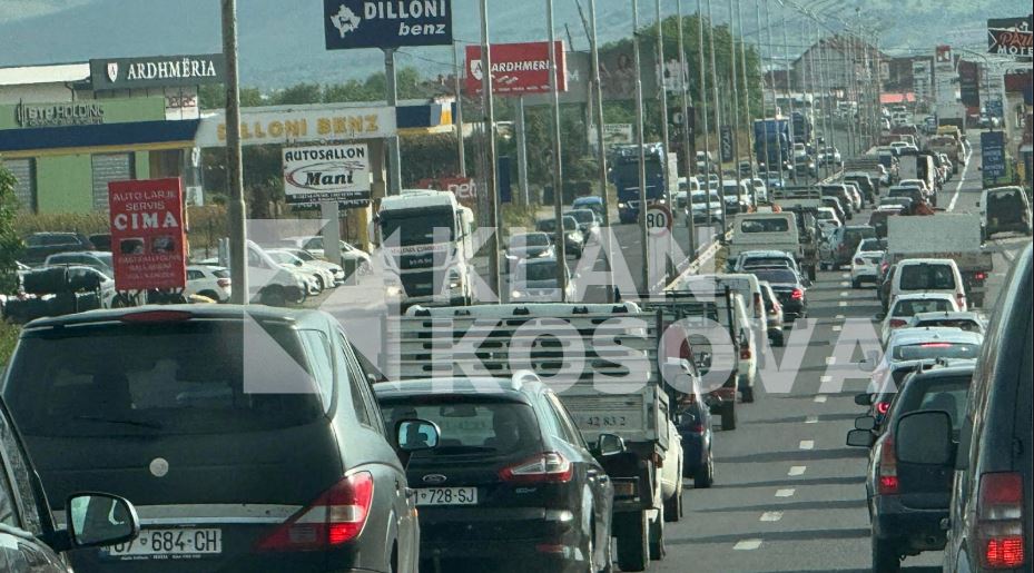 Dy aksidente në rrugën Prishtinë-Pejë, lëndime të lehta – kaos në trafik