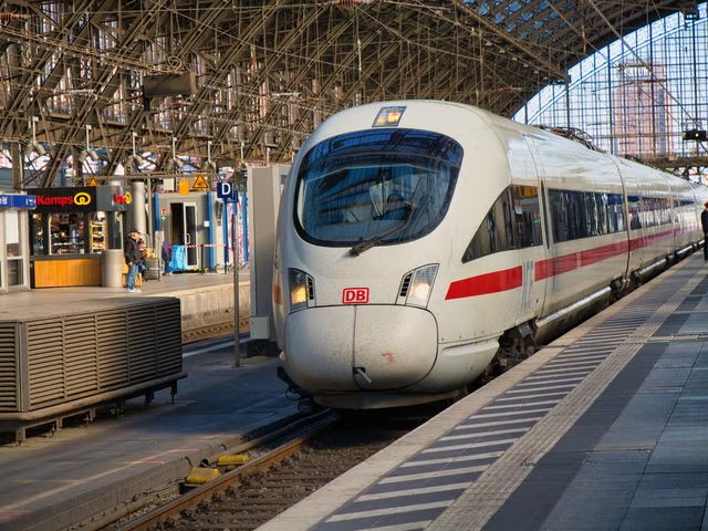 Pas dy dekadash, rikthehet treni direkt mes qyteteve historike të Europës