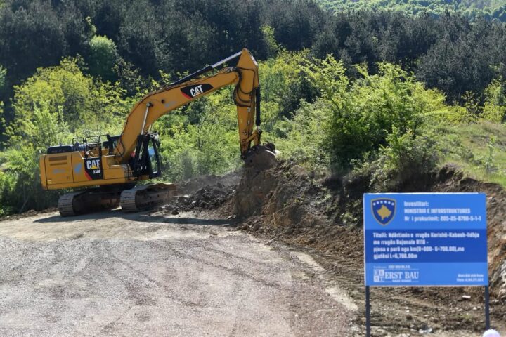 Vazhdojnë punimet në rrugën Korishë – Kabash ( Video )
