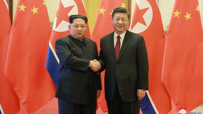 Presidenti kinez Xi Jinping viziton Korenë e Veriut pas 7 vitesh, zotohet për zgjerim të lidhjeve
