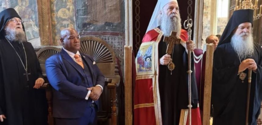 Këshilltari i Trumpit për çështje fetare viziton Manastirin e Deçanit