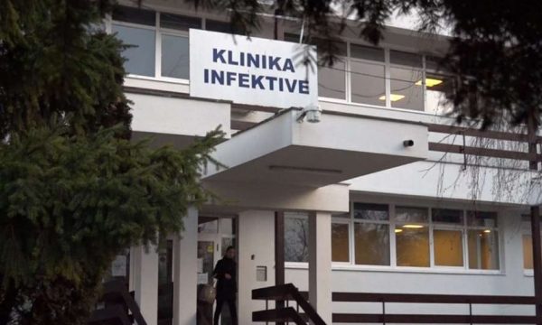 QKUK: Rreth 70 pacientë kërkuan ndihmë mjekësore nga helmimi në ushqim