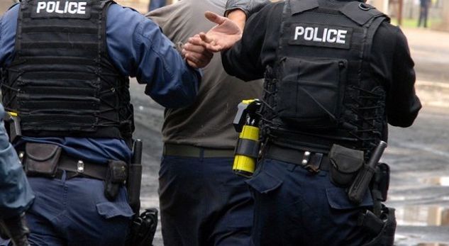 Kaçanikasi kërcënon dhe sulmon një burrë dhe një grua, arrestohet
