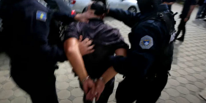 Shënjestronin mysafirët e ahengjeve, vidhnin nga veturat – arrestohen tre persona