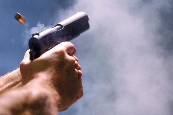 Gjuajti me armë zjarri në aheng familjar në Viti, i sekuestrohet arma dhe fishekët