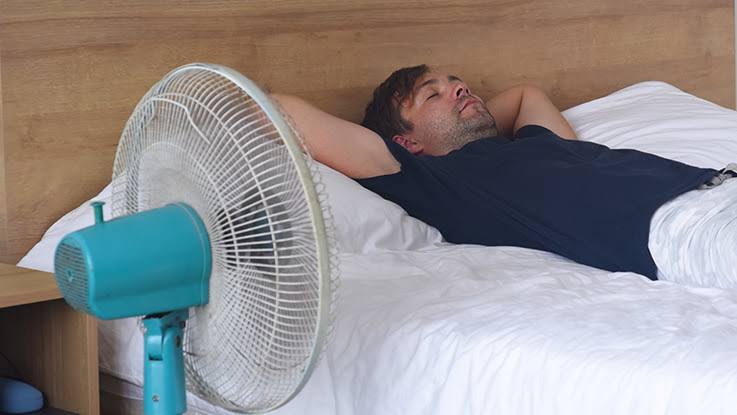 Ja pse nuk duhet të flini kurrë pranë një ventilatori