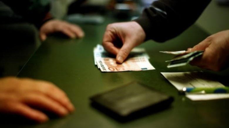 Prizren: 56 mijë euro vetëm për kamata, Prokuroria kërkon paraburgim për dy “fajdexhinj”