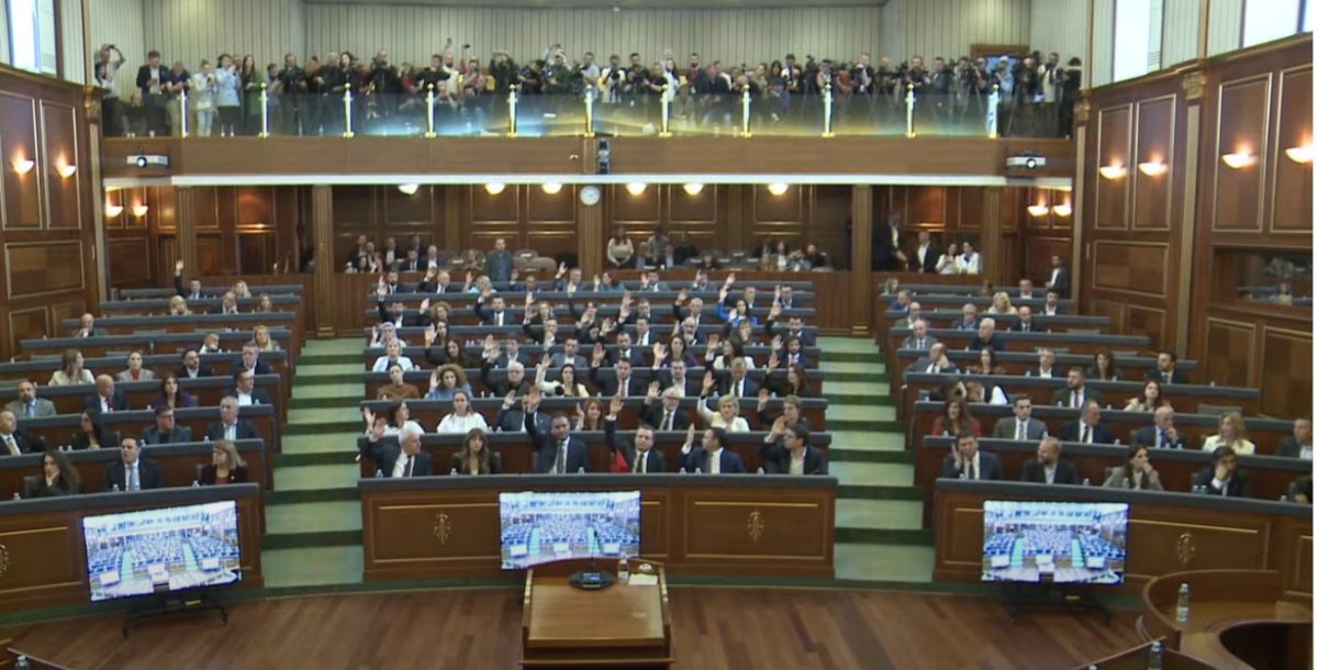 Albulena Haxhiu e shpall të konstituuar Kuvendin e Kosovës, pa nënkryetarin e PDK-së