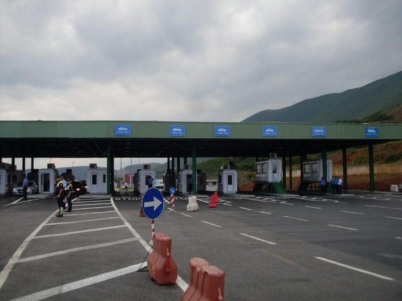 Zbulohen dy raste me kok*ainë në Vërmicë, dyshohet një shtetas shqiptar
