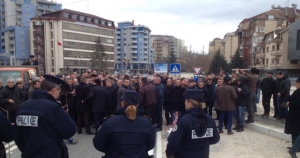 Protest bivših članova UÇK na mostu u Mitrovici