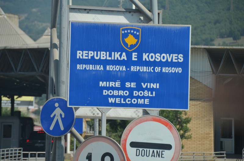 8444077-kosovo-macedonia-border-crossing-0
