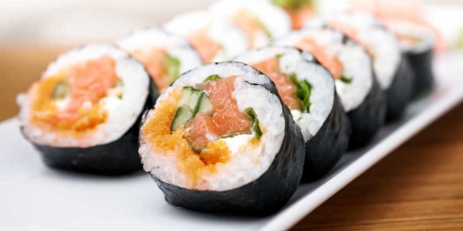 Sushi, pirinç sirkesi ve şekerle harmanlanmış pirincin, çiğ balık, deniz ürünleri, sebze ya da omlet gibi çeşitli besinlerle birleştirilmesiyle oluşturulan bir yiyecek.