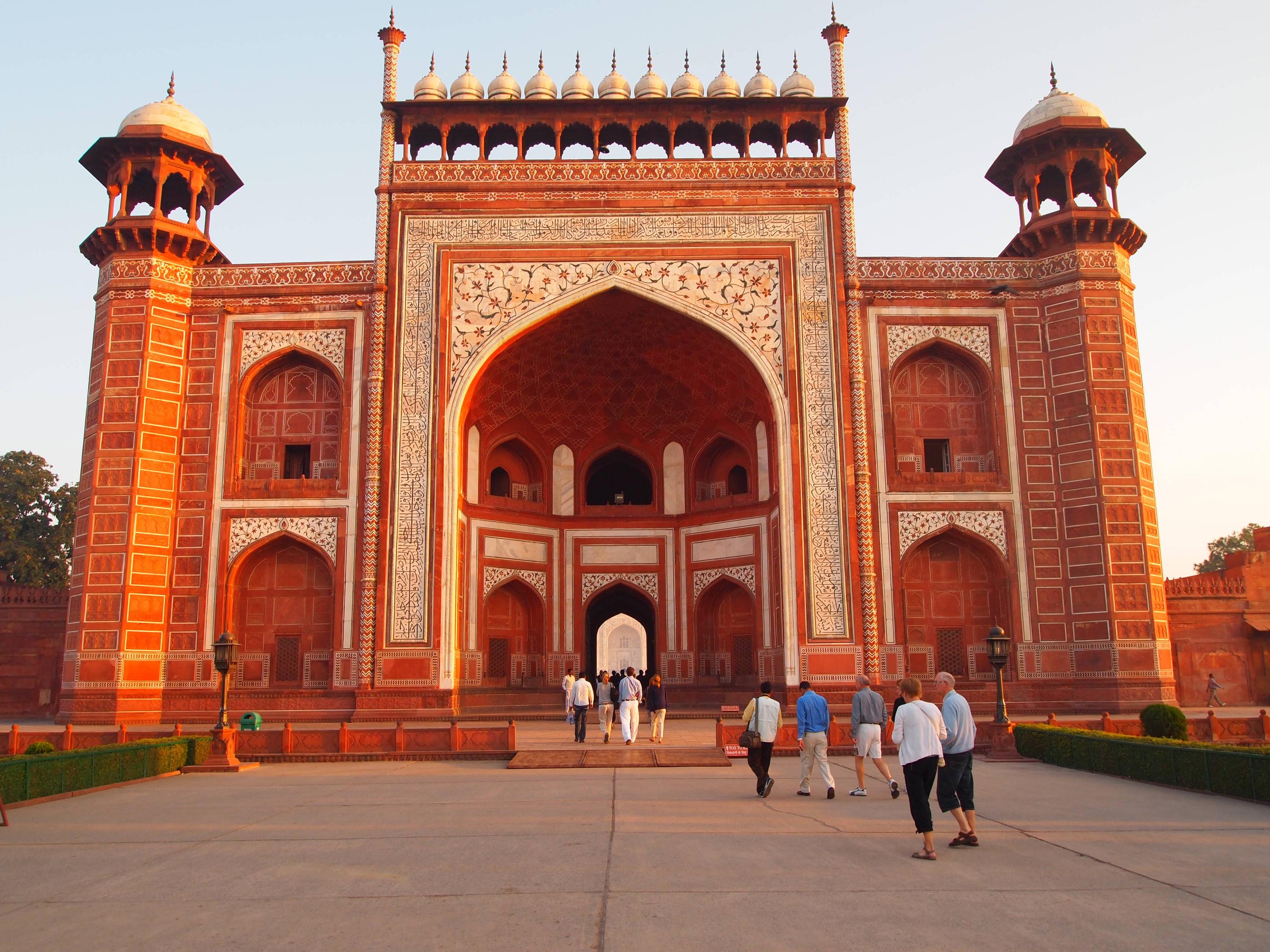 Taj Mahal’in de bulunduğu Agra şehrine 40 km uzaklıkta bulunan, Babür İmparatoru Akbar tarafından 1571 yılında inşa edilen, su kıtlığından dolayı terk edilmeden önce Babür İmparatorluğu’na 14 yıl başkentlik yapmış olan bu kent muhteşem mimariler barındırıyor. Kentte, içinde harem bulunan bir saray, cami, özel karargahlar, etrafı bahçe olan süs havuzları, büyük avlular ve biraz karmaşık oyma eserler bulunuyor. Kent Babür İmparatorluğu’ nun, Hindistan’da bulunan, en iyi muhafaza edilmiş yapısı. Kentin duvarlarından da aksi anlaşılmıyor. Tüm bu mimarilerin yanında, küçük ama zarif bir mimariye sahip olan, oldukça kompleks bir yapıda tasarlanmış Rumi Sultan Sarayı da önemli tarihi mimarilerden birisi.