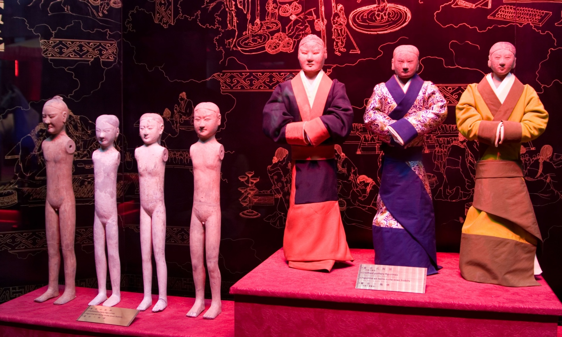 Terracotta Askerleri’nin küçük bir versiyonu olan bu yerin gözden kaçan bir özelliği ise bir mezar ihtiva etmesidir. Mezarda, M.Ö. 141 yılında ölen İmparator Jing Di ve onun karısı Wang bulunuyor. Xi’an şehrinin 20 km kuzeyinde konumlanmış tarihi alanda, kazılmış çukurların üzerinde bulunan cam panellerin arkasından her şeyi yerinde görebilirsiniz. Savaşçı figürlerin her birinin kendine özgü bir yüz tasviri bulunuyor. Ellerinde odundan yapılmış silahlar ve üzerinde ise geleneksel kıyafetler bulunuyor.Örnekler müzede görülebilir fakat biraz hasarlı durumda. Müzede bulunan çukurlarda, saray ve hayvan figürlerini ve iki tekerlekli arabaların kalıntılarını da görmek mümkün.