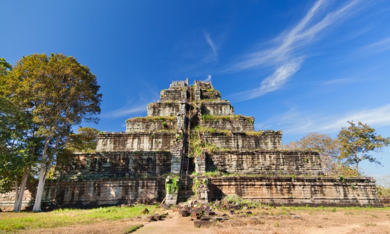 1000 yıldır kaderine terk edilmiş ormanların içinde, Kamboçya’nın kuzeyinde bulunan bu tapınak, kendisinden daha da meşhur olan, Angkor Wat tapınağına yaklaşık 2 saat uzaklıkta bulunuyor. Ormanların içinde bu tapınaklar gibi gün yüzüne çıkarılmış irili ufaklı 20’den fazla tapınak bulunuyor. Sık sık Maya piramitleriyle karşılaştırılan, 7 katmandan oluşan ve 40 metre yüksekliğe sahip tapınak, 928-944 yılları arasında hüküm süren Khmer İmparatorlğu’nun başkentiydi.