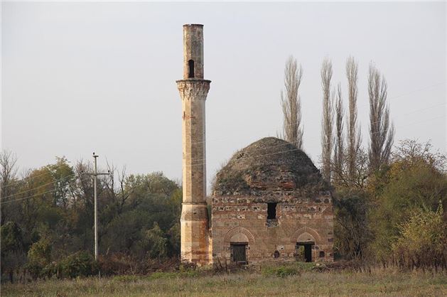 Makedonya'nın kuzeyindeki Kumanova'nın Tabanovce köyünde bulunan Koca Mehmet Bey Camisi, bir asırdan daha uzun bir süredir ibadete kapalı.